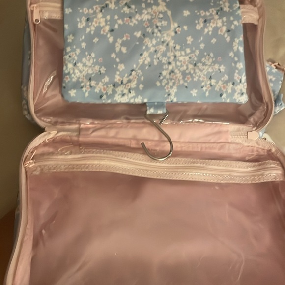 Papinelle Australia 2 pc hanging makeup & matching bag. Gently used w/tags. - Picture 2 of 7